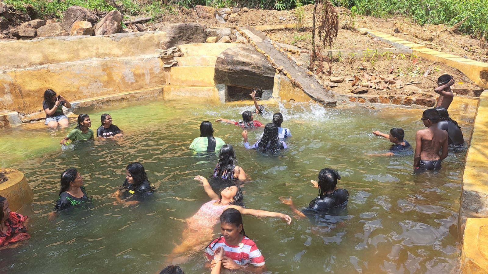 Ran Pokuna pool