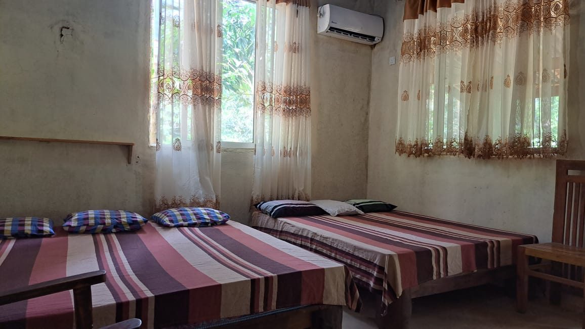 Room - Double bed with desk